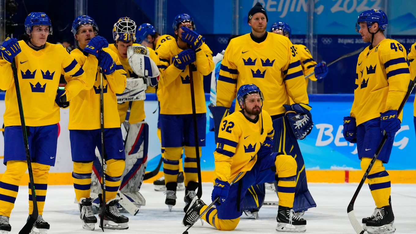 Sklamaní hokejisti Švédska na ZOH 2022 v Pekingu.