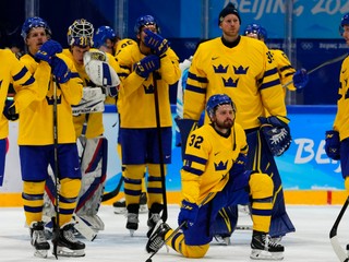 Sklamaní hokejisti Švédska na ZOH 2022 v Pekingu.
