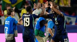 Brazílčan Endrick (vľavo) oslavuje so svojím spoluhráčom Igorom Thiagom