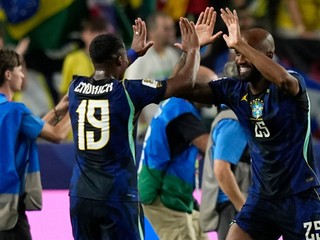 Brazílčan Endrick (vľavo) oslavuje so svojím spoluhráčom Igorom Thiagom