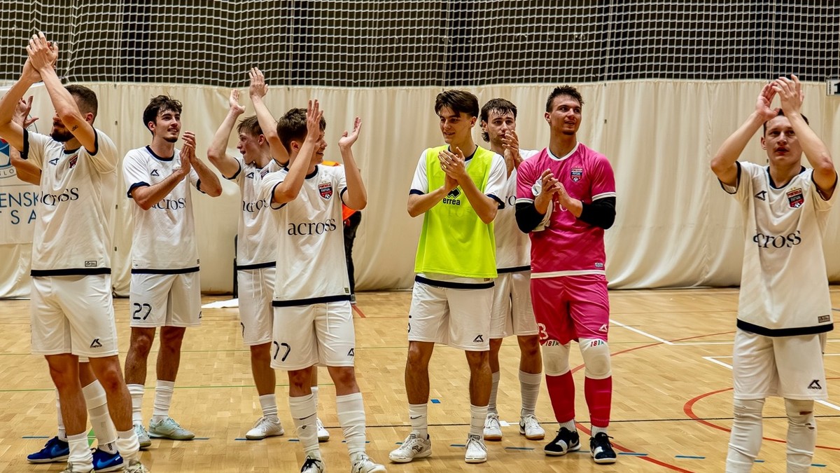 Hráči Pineroly oslavujú postup