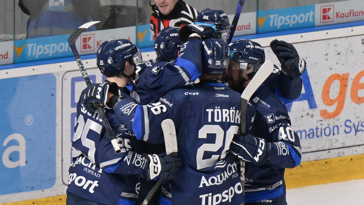 Hráči Popradu sa tešia z úvodného gólu v zápase 19. kola hokejovej Tipsport ligy HK Nitra - HK Poprad.