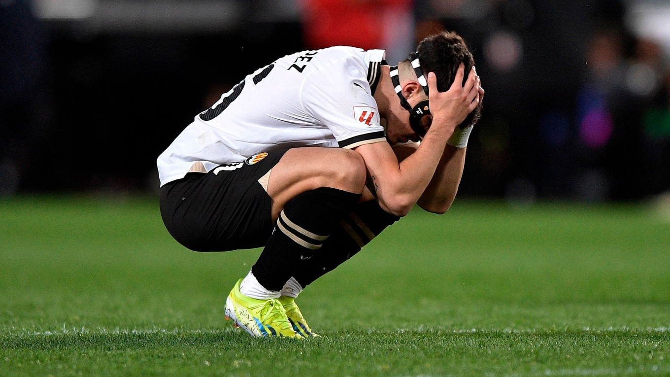 Hráč Valencie sa chytá za hlavu.