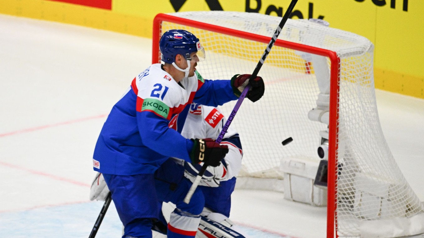 Miloš Kelemen strieľa víťazný gól v predĺžení zápasu Slovensko - USA na MS v hokeji 2024.