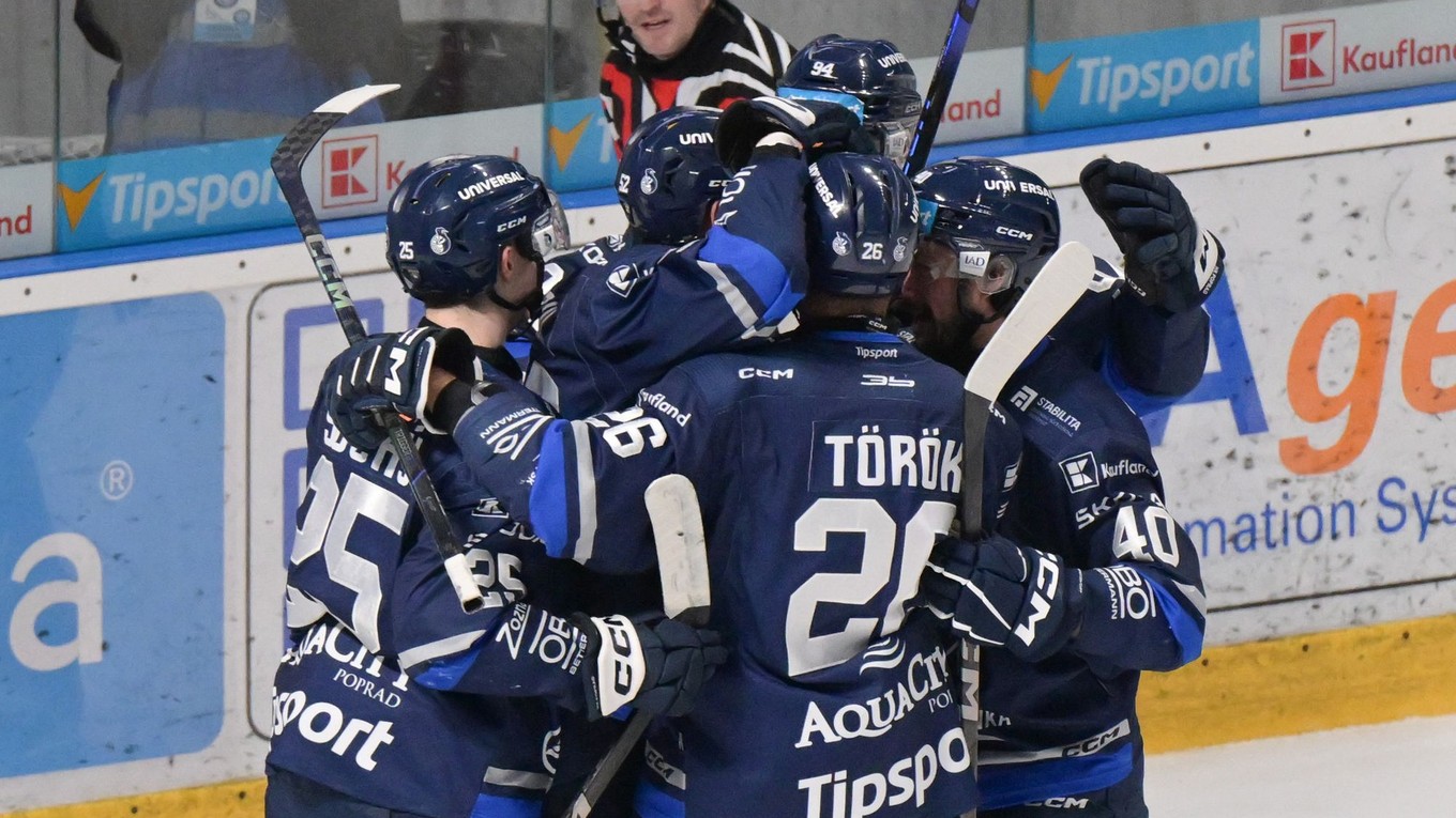 Hráči Popradu sa tešia z úvodného gólu v zápase 19. kola hokejovej Tipsport ligy HK Nitra - HK Poprad.