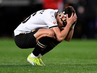 Hráč Valencie sa chytá za hlavu.