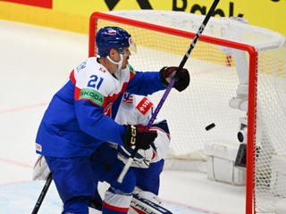 Miloš Kelemen strieľa víťazný gól v predĺžení zápasu Slovensko - USA na MS v hokeji 2024.