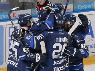 Hráči Popradu sa tešia z úvodného gólu v zápase 19. kola hokejovej Tipsport ligy HK Nitra - HK Poprad.