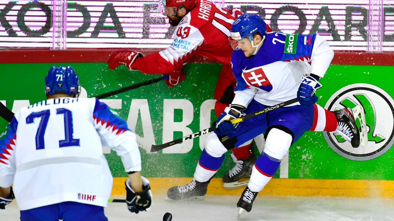 Martin Faško-Rudáš (číslo 77) v zápase Slovensko - Dánsko na MS v hokeji 2021. 