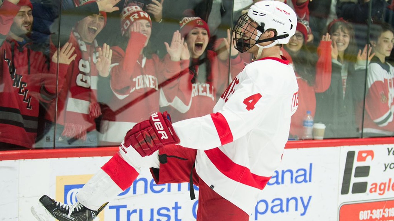 Americký hokejista Alex Rauter. 