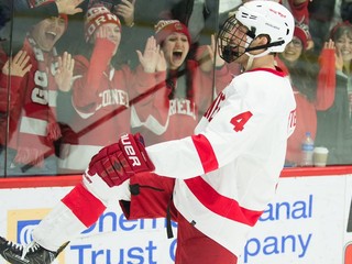 Americký hokejista Alex Rauter. 