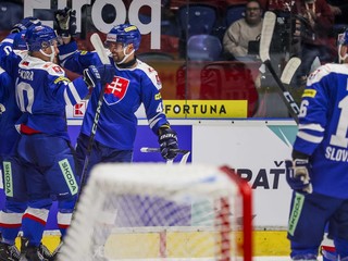 Slovenskí hokejisti sa tešia po strelenom góle v prípravnom zápase Slovensko - Francúzsko pred MS v hokeji 2025.