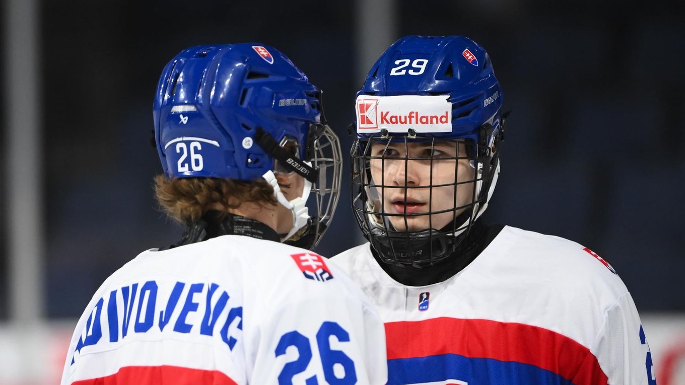 Luka Radivojevič a Tomáš Chrenko v zápase Slovensko - Fínsko na MS v hokeji do 18 rokov 2025.