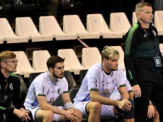 Tréneri Marek Gernát (vľavo) a Radoslav Antl na lavičke Tatrana Prešov.