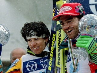 Vreni Schneiderová a Alberto Tomba (vpravo) s malými glóbusmi za slalom vo Svetovom pohár v zjazdovom lyžovaní 1993/1994.