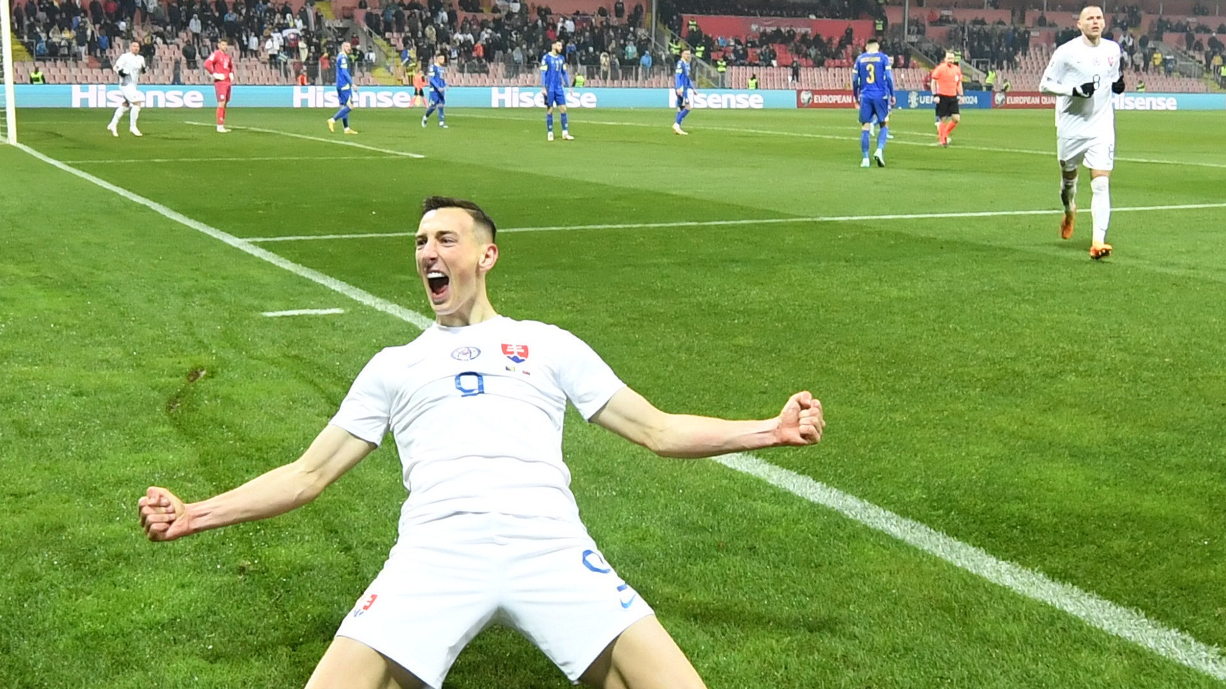Róbert Boženík sa teší po strelenom góle v zápase Bosna a Hercegovina - Slovensko v kvalifikácii EURO 2024.