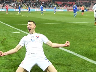 Róbert Boženík sa teší po strelenom góle v zápase Bosna a Hercegovina - Slovensko v kvalifikácii EURO 2024.