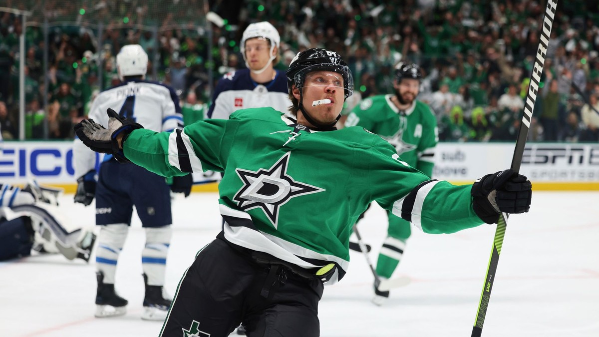 Mikael Granlund oslavuje gól