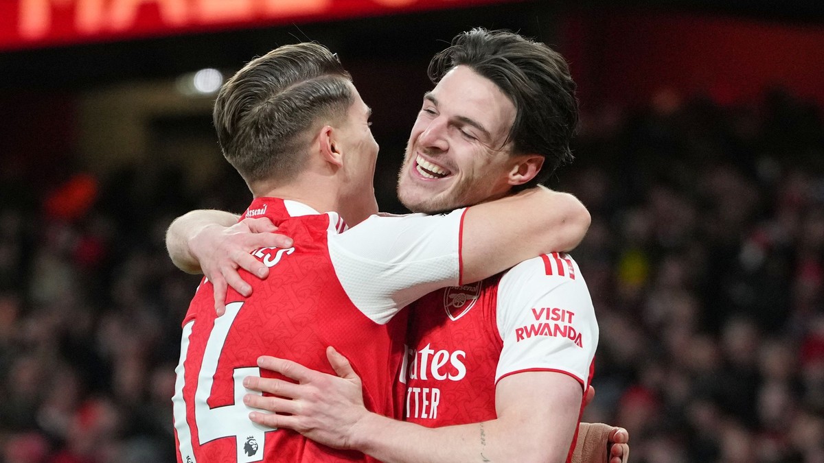 Hráči Arsenali Viktor Gyökeres a Declan Rice oslavujú gól proti Brightonu.