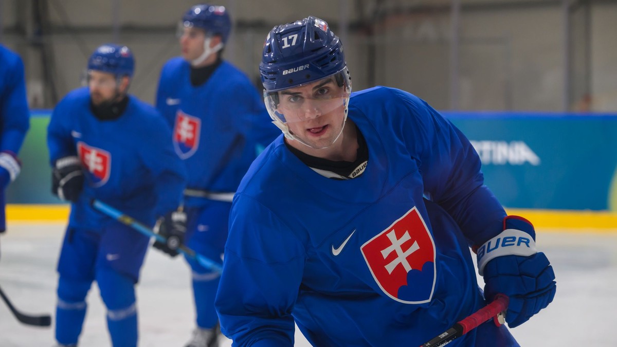 Na snímke v popredí hokejista Šimon Nemec počas tréningu slovenskej hokejovej reprezentácie na zimných olympijských hrách v Miláne.