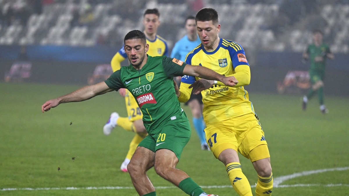 Na snímke vpravo Leonardo Lukačevič (Košice) a Krisztián Bari (Žilina) počas zápasu 21. kola.