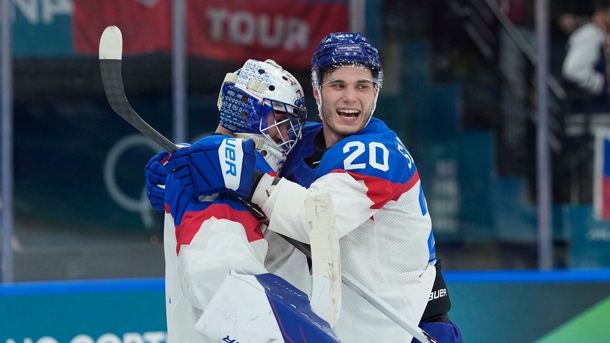 Samuel Hlavaj a Juraj Slafkovský po zápase Švédsko - Slovensko na ZOH 2026.