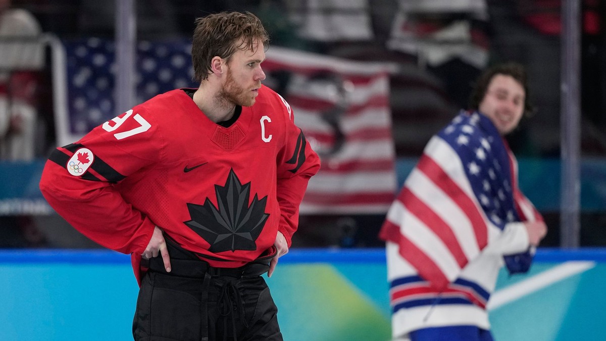 Connor McDavid (vľavo) a Quinn Hughes (vpravo) po finálovom zápase Kanada - USA na ZOH 2026.