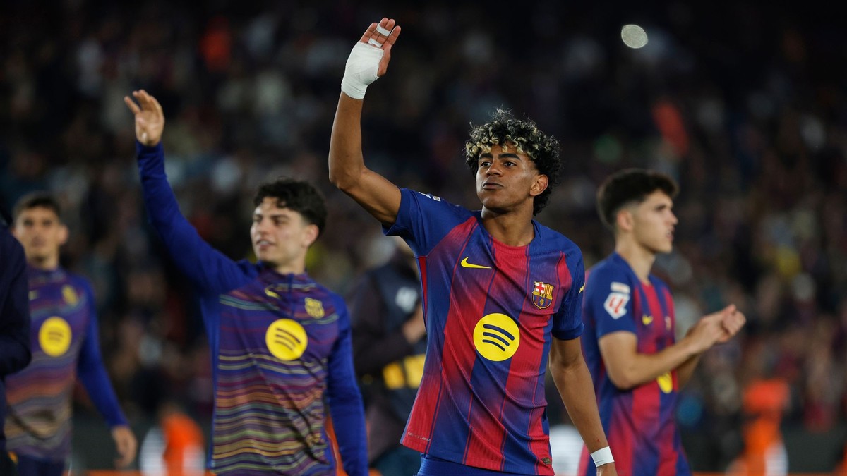 Lamine Yamal (uprostred) a Xavi Espart (vľavo) sa radujú po výhre 