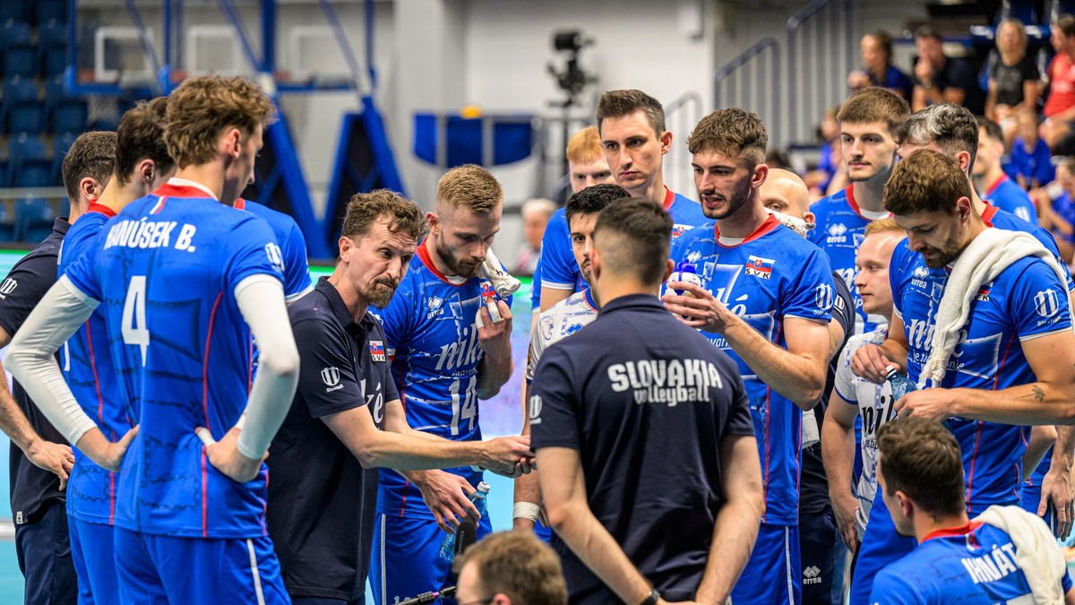 Slovenskí volejbalisti počas oddychového času, vľavo v tmavomodrom tričku hlavný tréner Slovenska Michal Masný počas zápasu základnej časti Európskej ligy mužov vo volejbale Slovensko - Albánsko.