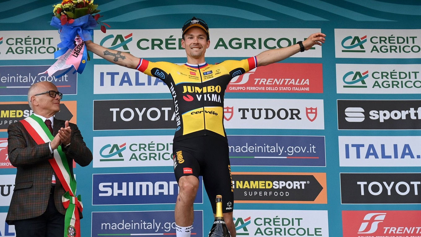 Tradičné víťazné gesto slovinského cyklistu Primoža Rogliča.