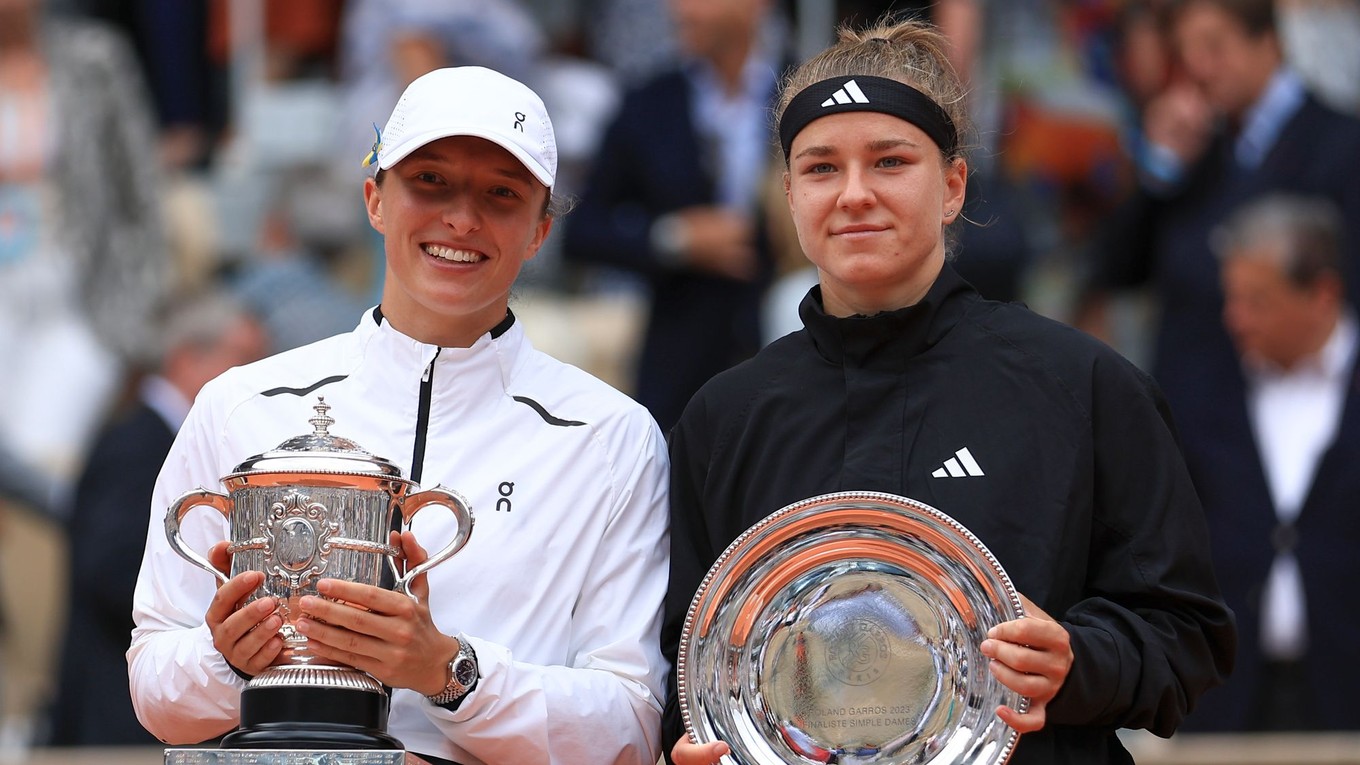 Víťazka Roland Garros 2023 Iga Swiateková a zdolaná finalistka Karolína Muchová.