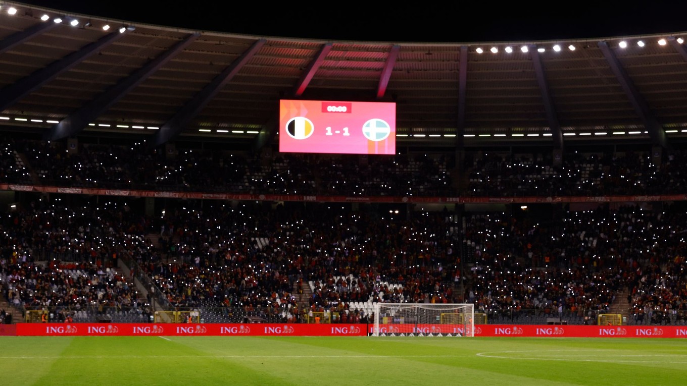 Futbaloví fanúšikovia držia rozsvietené mobily po prerušení zápasu F-skupiny kvalifikácie ME 2024 Belgicko - Švédsko.