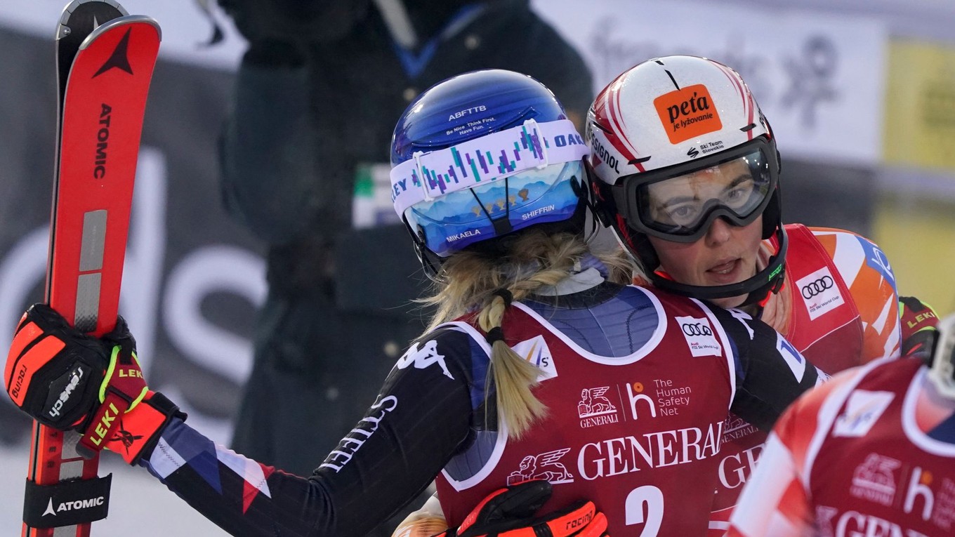 Slovenská lyžiarka Petra Vlhová v objatí s Mikaelou Shiffrinou.