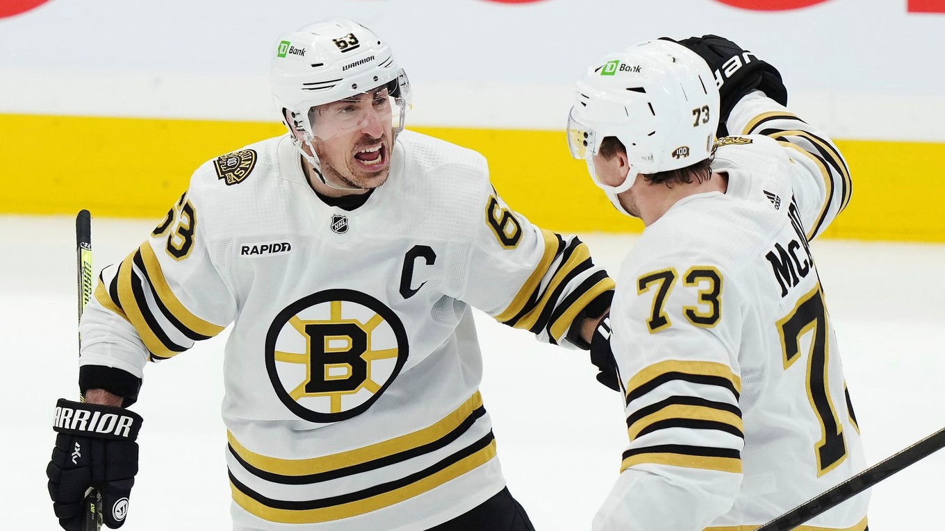 Brad Marchand (vľavo) sa teší z gólu s obrancom Charliem McAvoyom.