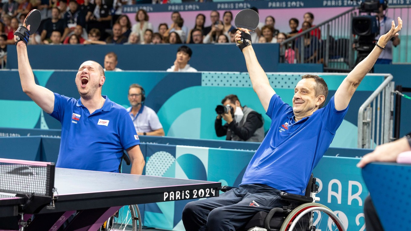 slovenskí reprezentanti v parastolnom tenise Peter Lovaš (vľavo) a Ján Riapoš