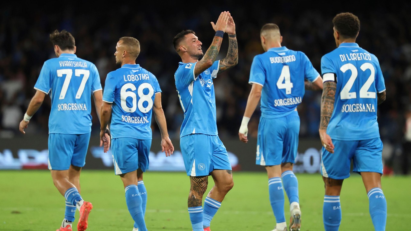 Stanislav Lobotka (druhý zľava) z SSC Neapol sa teší so spoluhráčmi z gólu