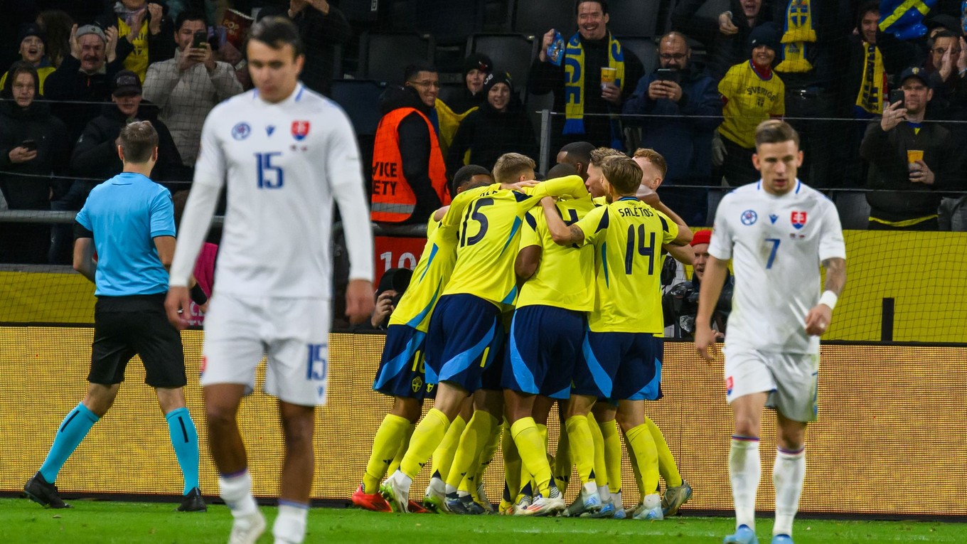 Vľavo David Strelec (Slovensko), uprostred hráči Švédska sa tešia z gólu na 2:1 a vpravo Tomáš Suslov (Slovensko) počas zápasu 5. kola C-divízie Ligy národov Švédsko - Slovensko.