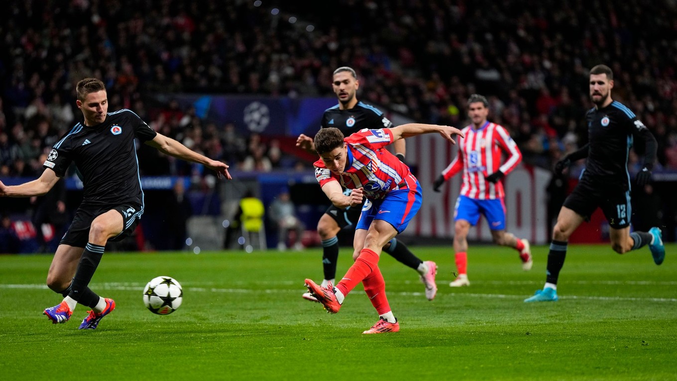 Atletico Madrid's Julian Alvarez, center, shoots in an attempt to score during the Champions League opening phase soccer match between Atletico Madrid and Slovan Bratislava at Riyadh Air Metropolitano stadium in Madrid, Spain, Wednesday, Dec. 11, 2024. (AP Photo/Manu Fernandez)

- XCHAMPIONSLEAGUEX