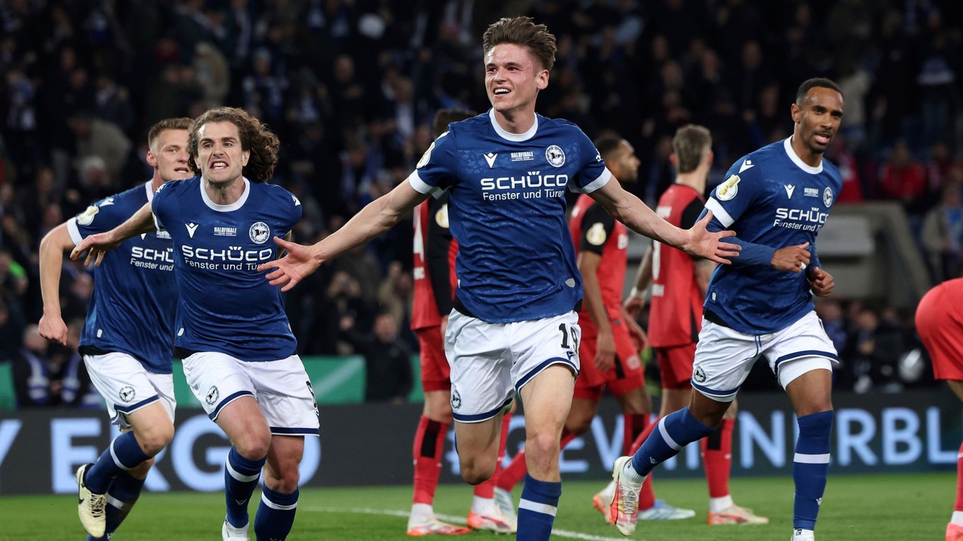 Hráči Bielefeldu oslavujú gól