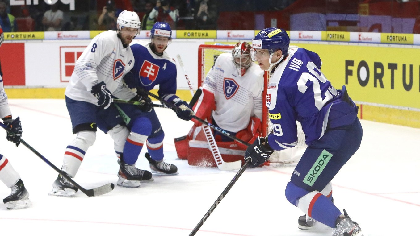 Michal Ivan (Slovensko) pred bránkou Francúzska počas prípravného zápasu na MS 2025