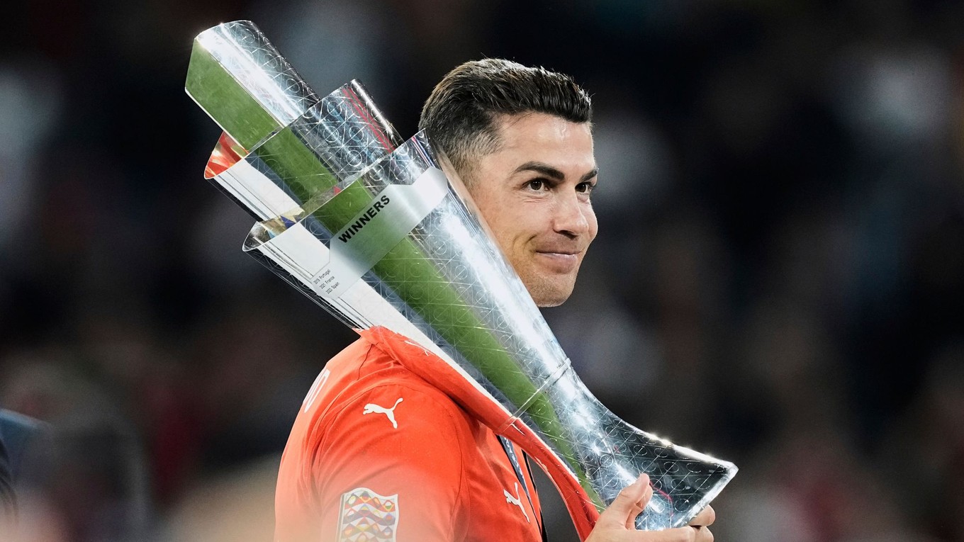 Cristiano Ronaldo s trofejou po víťazstve Portugalska v Lige národov.