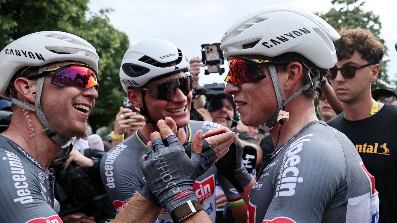 Kaden Groves a Mathieu van der Poel sa tešia z triumfu Jaspera Philipsena v 1. etape Tour de France 2025.