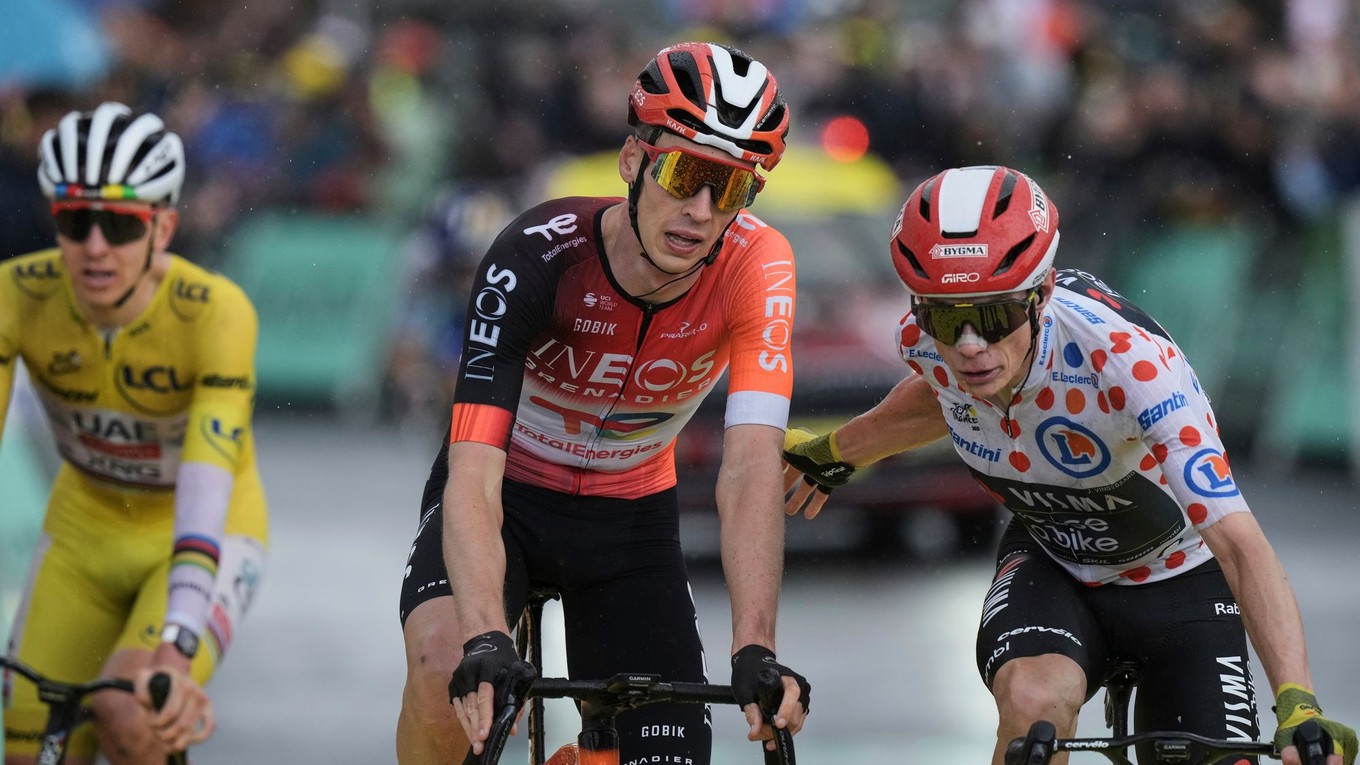 Thymen Arensman (uprostred) prichádza do cieľa 18. etapy na prvom mieste. Tesne za ním finišovali Jonas Vingegaard (vpravo) a Tadej Pogačar (vľavo).