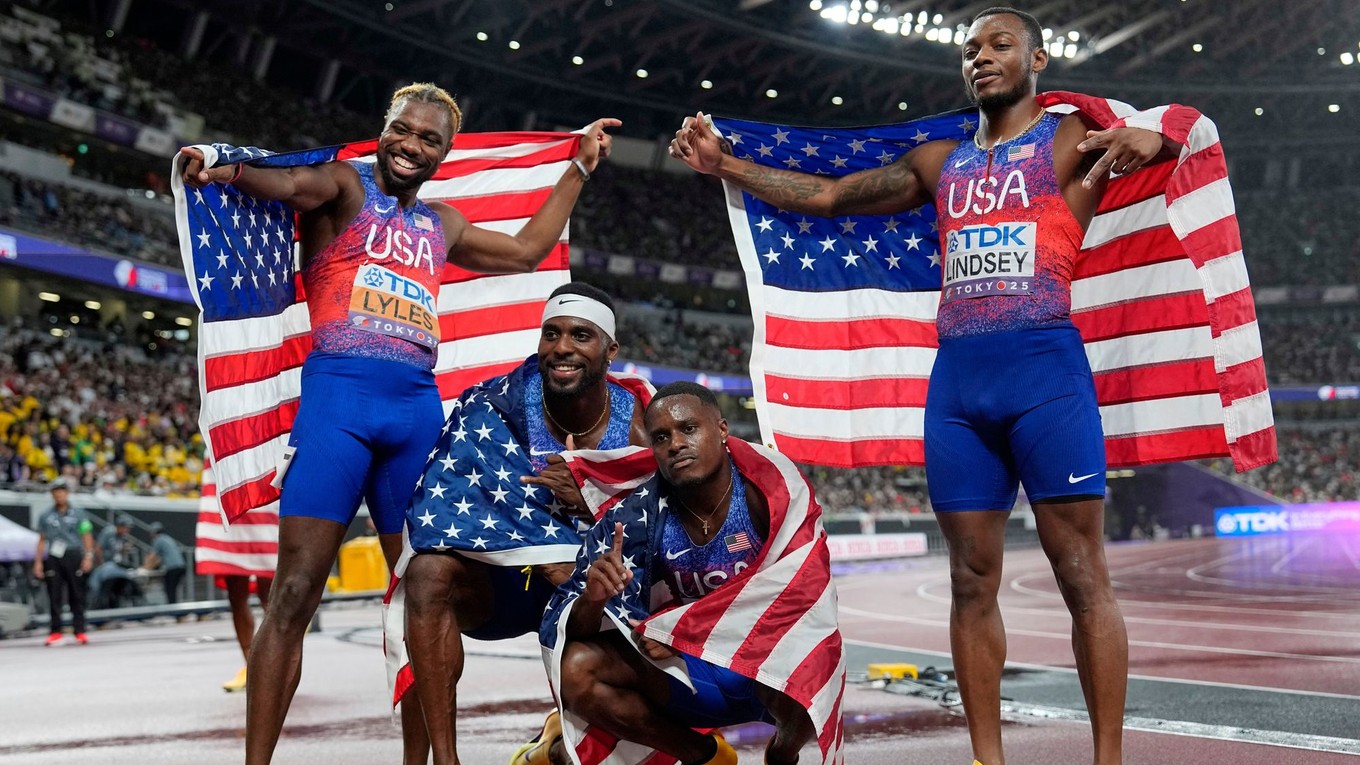 Americkí šprintéri obhájili na majstrovstvách sveta v Tokiu titul v štafete 4x100 metrov. 