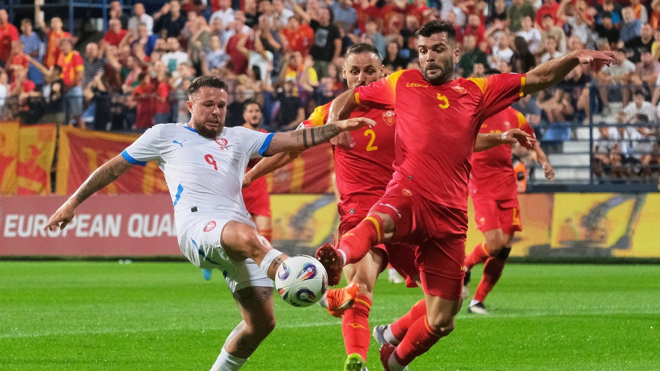 Český hráč Vasil Kusej (vľavo) bojuje o loptu s Igorom Vujačičom z Čiernej Hory v zápase L-skupiny Čierna Hora - Česko európskej kvalifikácie na MS 2026.