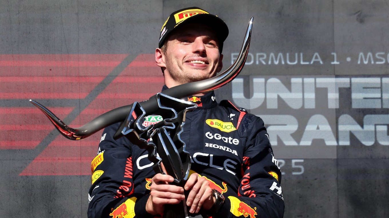 Max Verstappen s trofejou pre víťaza Veľkej ceny USA 2025.