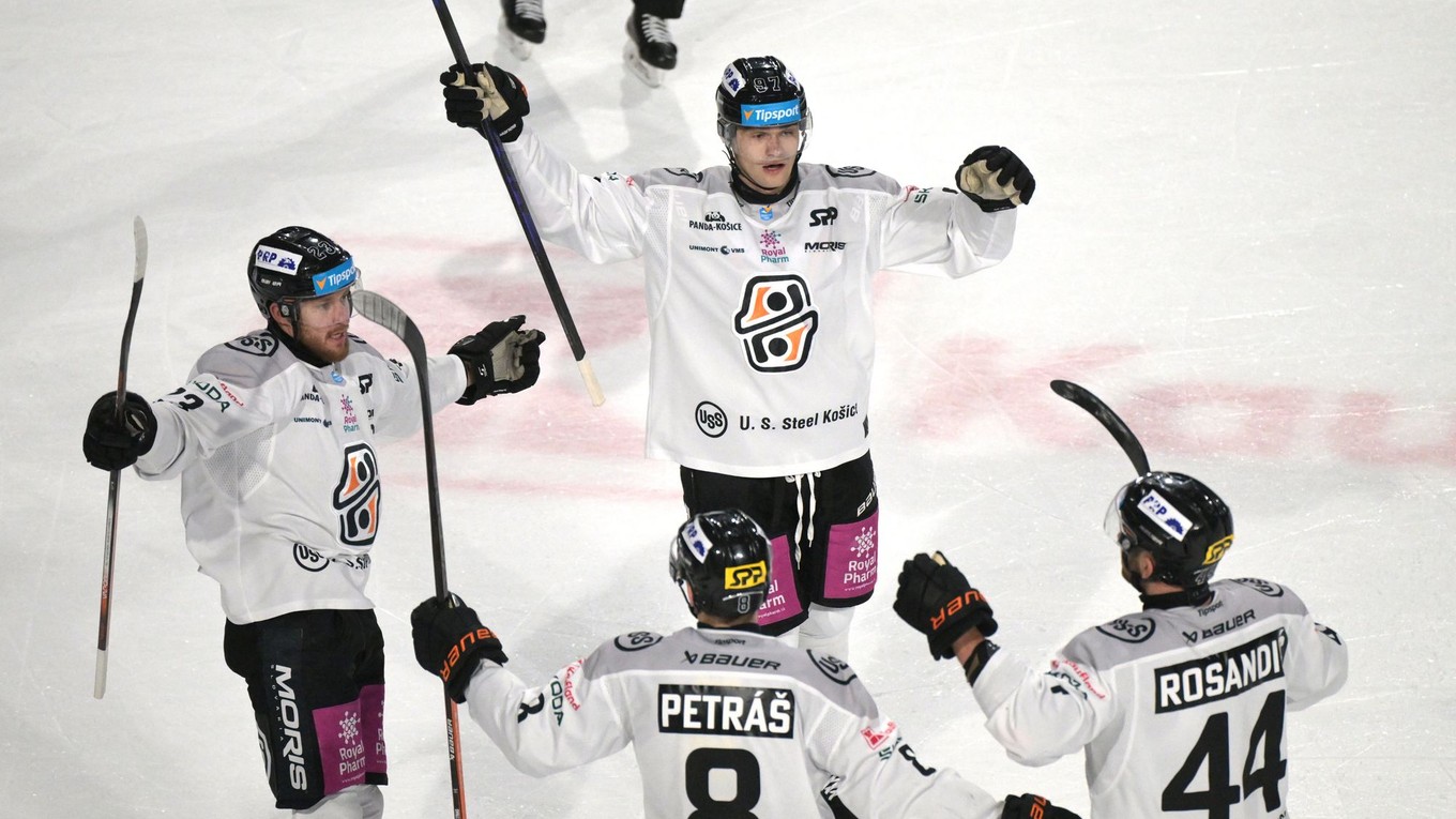 Na snímke gólová radosť hráčov Košíc.