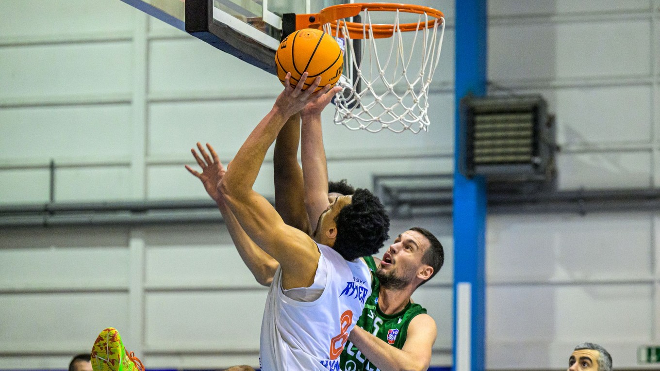 Zľava Caleb Jamerson Kenney (Spišská Nová Ves) a Boris Bojanovský (Levice) 