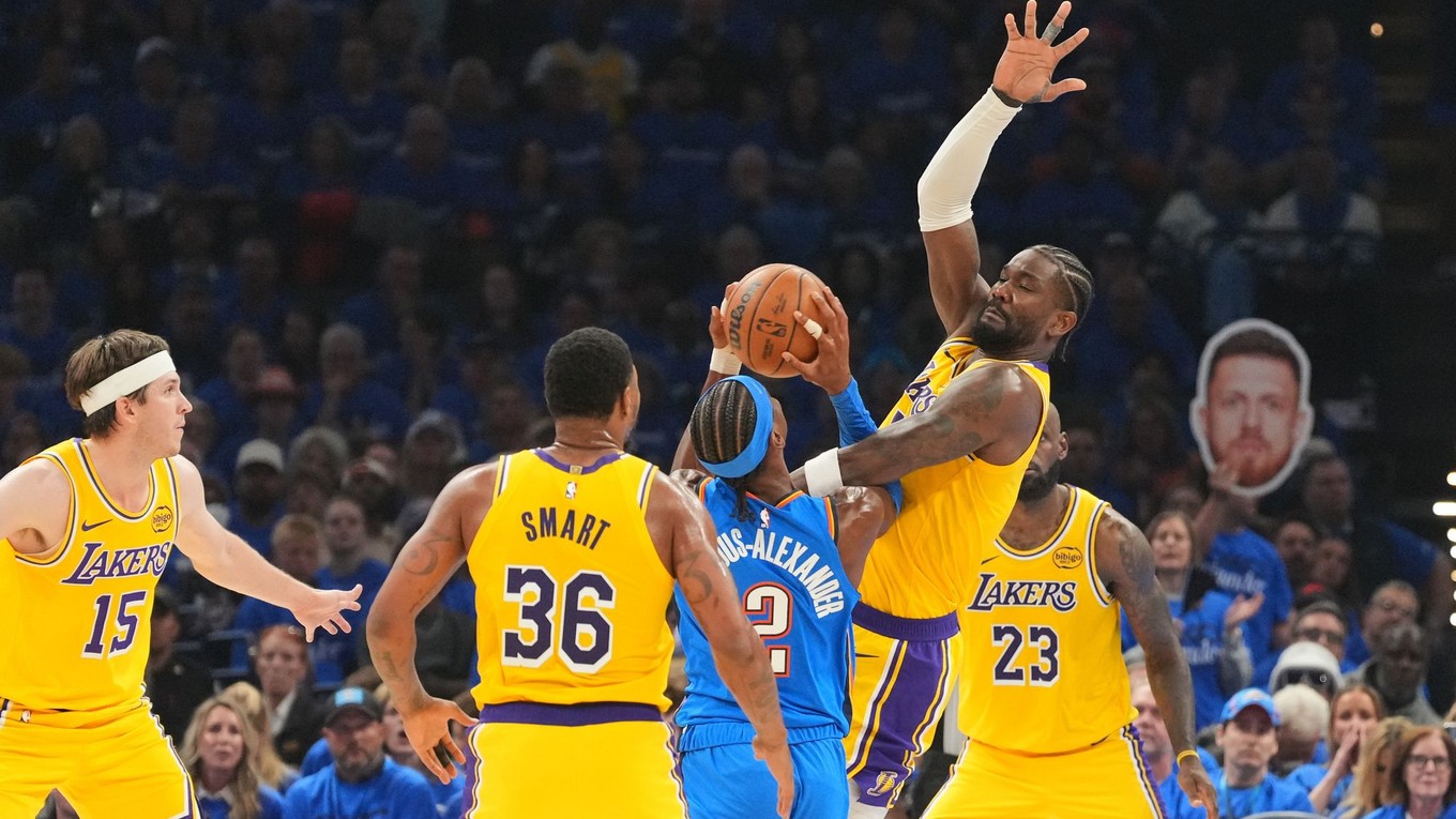 Shai Gilgeous-Alexander (2) v zápase play-off proti LA Lakers.