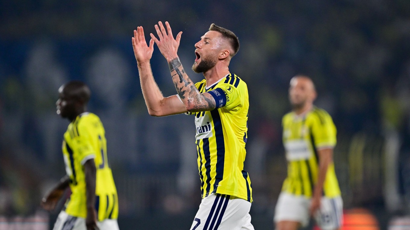 Slovenský hráč Fenerbahce Milan Škriniar reaguje v prvom zápase play off Ligy majstrov Fenerbahce Istanbul – Olympique Lyon.